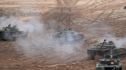 FOTO ⟩ Ādažos noritējis "Resolute Warrior" tanku un smagās artilērijas manevru un kaujas šaušanas vingrinājums