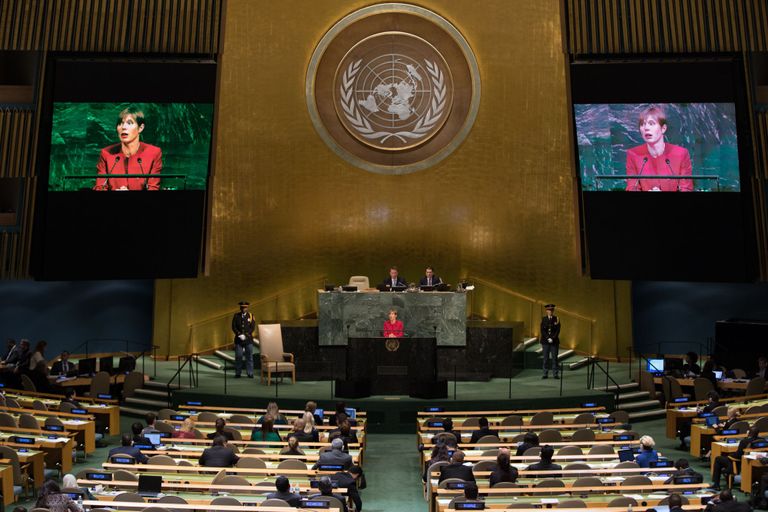 Керсти Кальюлайд выступает с трибуны ООН.