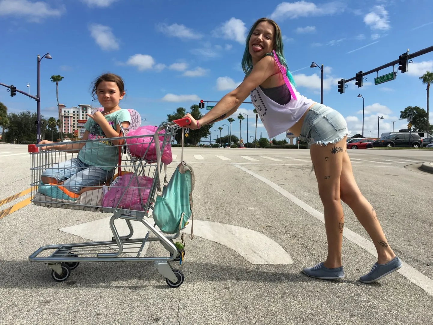 Brooklynn Prince (kärus) ja Bria Vinaite filmi «Florida projekt» ühes kõige kuulsamas kaadris.
