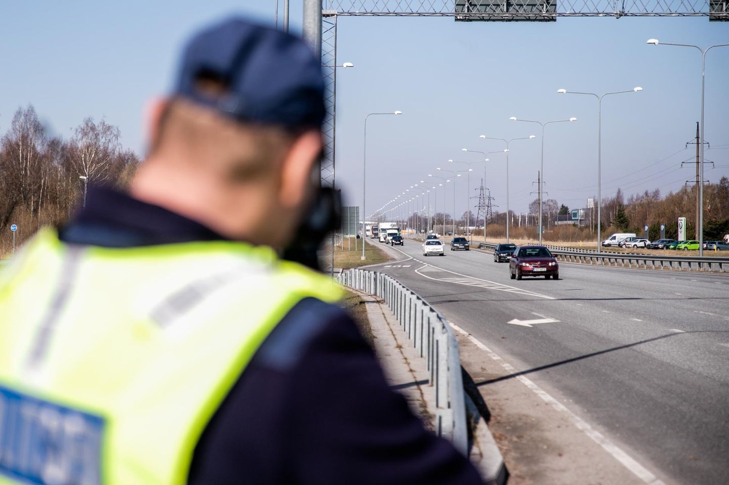 Homme mõõdavad politseinikud kiirust ja rahustavad liiklust mitmel pool Eestis.