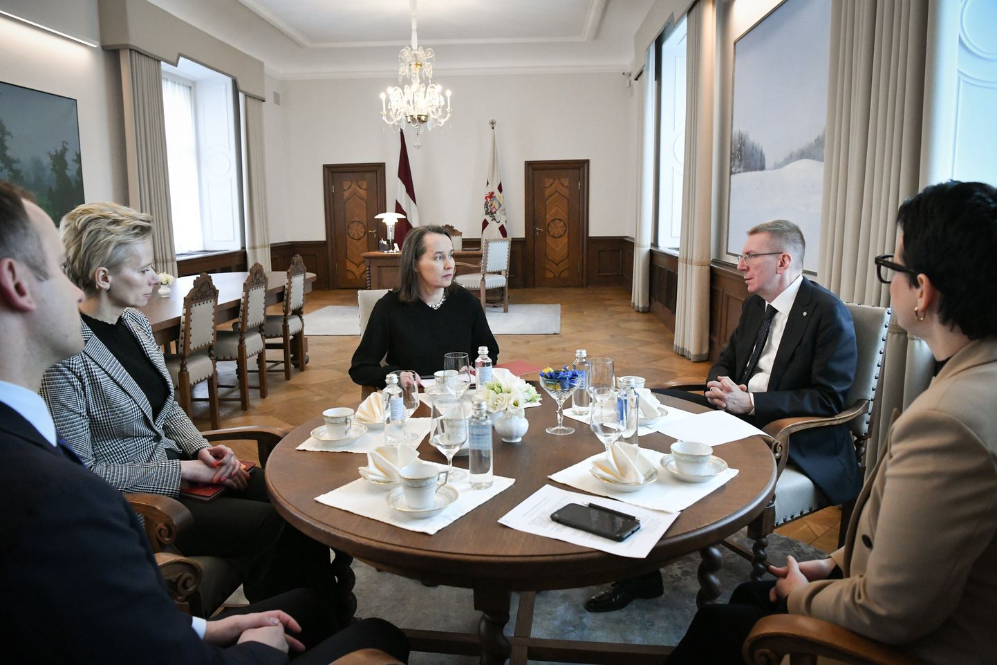 Президент Латвии Эдгар Ринкевич на встрече с членом Совета общественных электронных СМИ (SEPLP) Санитой Уплеей-Егермане.