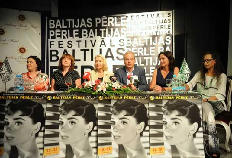 Festivāla "Baltijas pērle" programmu direktore Marina Ļipčenko (no kreisās), kinoteātra "Splendid Palace" kuratore Daira Āboliņa, aktrise Lilita Ozoliņa, Rīgas domes priekšsēdētāja vietnieks Andris Ameriks, SIA "Rīgas nami" valdes priekšsēdētāja Vineta Verika un festivāla "Baltijas pērle" koordinatore Asnāte Vasiļjeva piedalās preses konferencē par festivālu "Baltijas pērle"