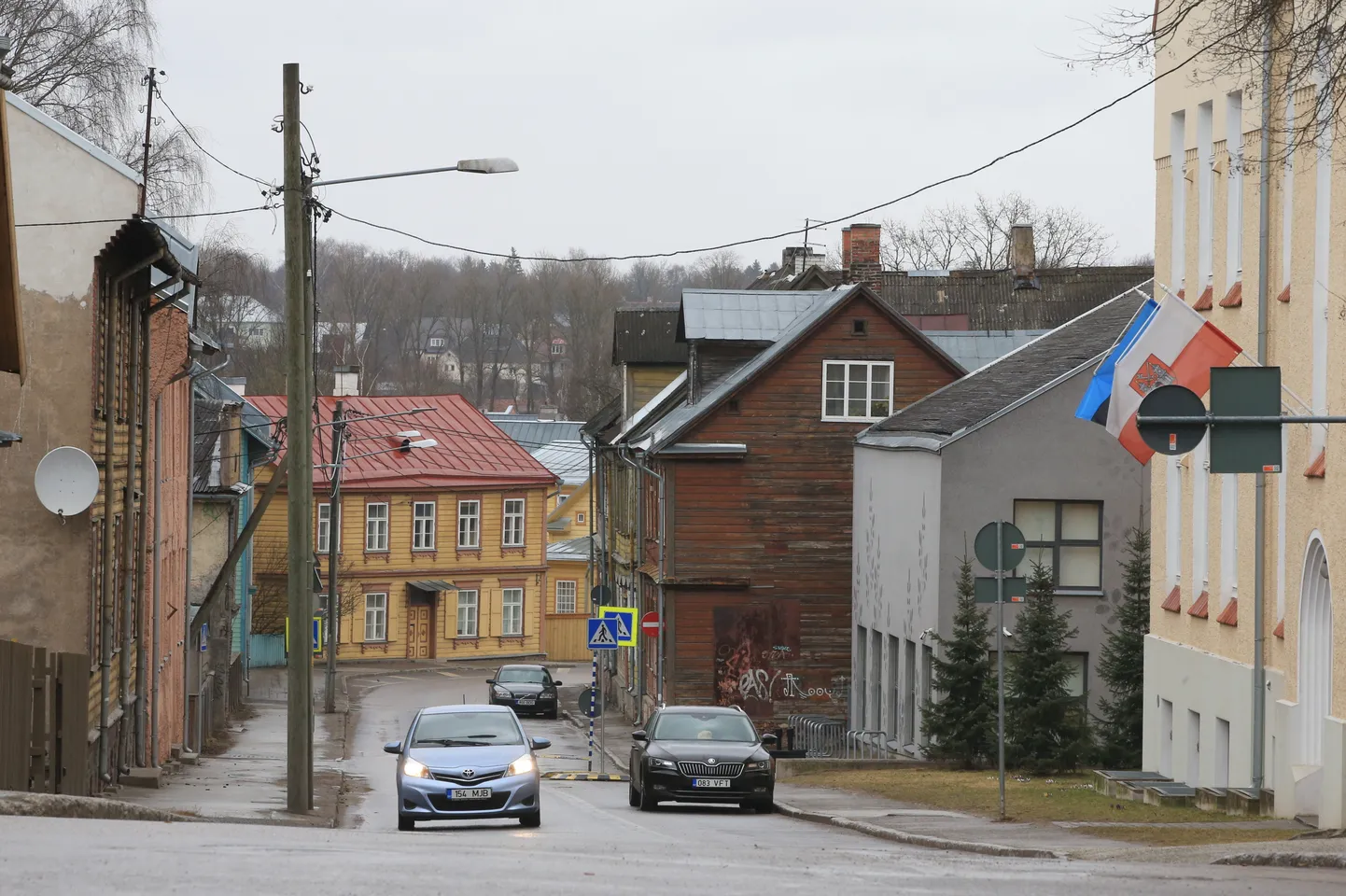 Kõnnitee Kroonuaia tänaval Kesklinna kooli ees ehitatakse sõidutee arvelt laiemaks, jalakäijatele saab seal ruumi olema lausa kolm meetrit.