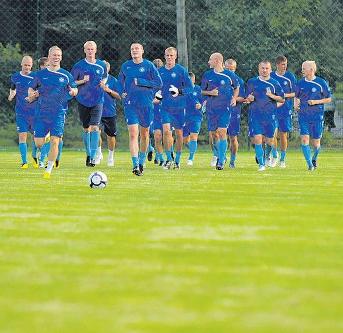 Сборная Эстонии по футболу вчера вылетела в Сербию в хорошем настроении.