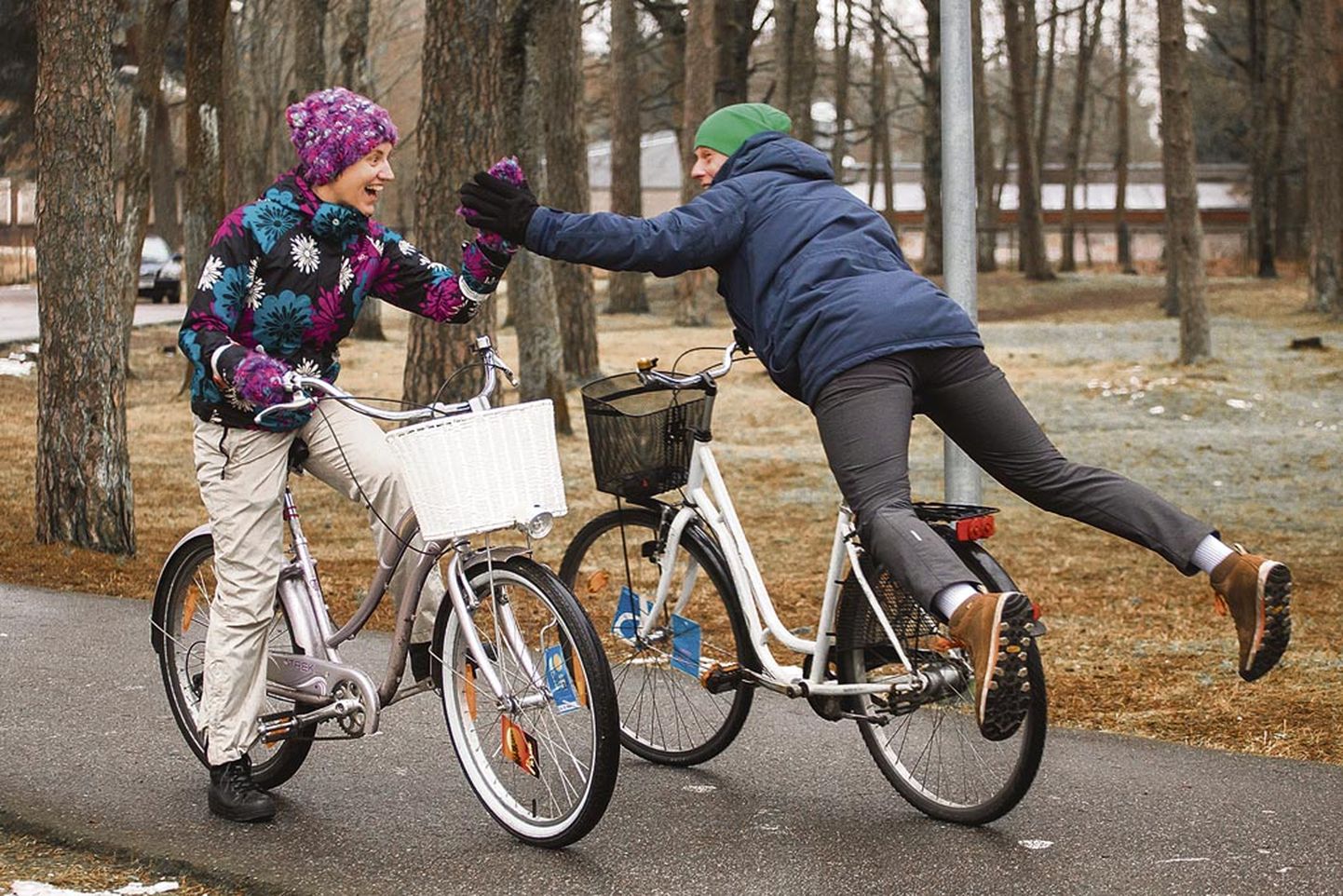 Kadri Killing (vasakul) ja Margo Märtsoo sõidavad rattaga pea iga ilmaga, sest kondimootoriga jõuab isegi külmal ajal kiiremini kohale, kuna ära jääb auto soojendamise ja akende kraapimise vaev.