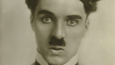 TÄNA AJALOOS ⟩ Sündis tummfilmi ajastu suurim staar Charlie Chaplin