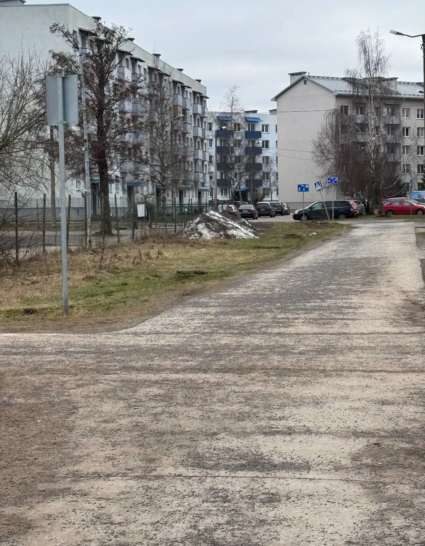 В Хааберсти не убирают гранитную крошку, которой посыпали тротуары зимой, несмотря на отсутствие снега и льда.