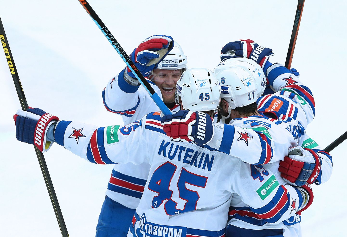 Peterburi SKA mängijad väravat tähistamas.