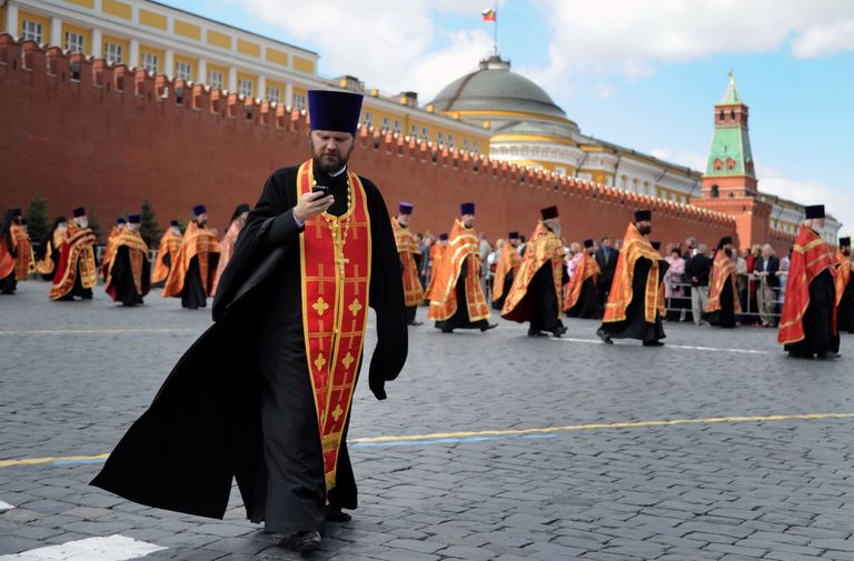 Процессия священнослужителей в честь дня Св. Кирилла и Мефодия. Москва, 24 мая 2011.