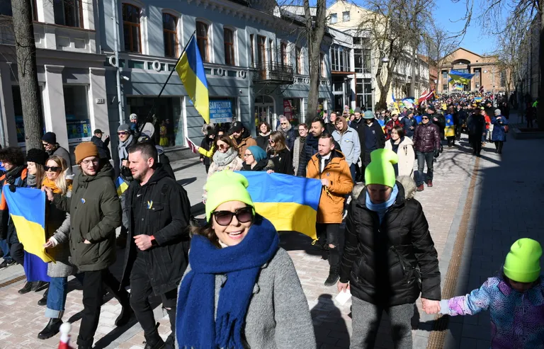 В Даугавпилсе прошло шествие "Латвия поддерживает Украину"
