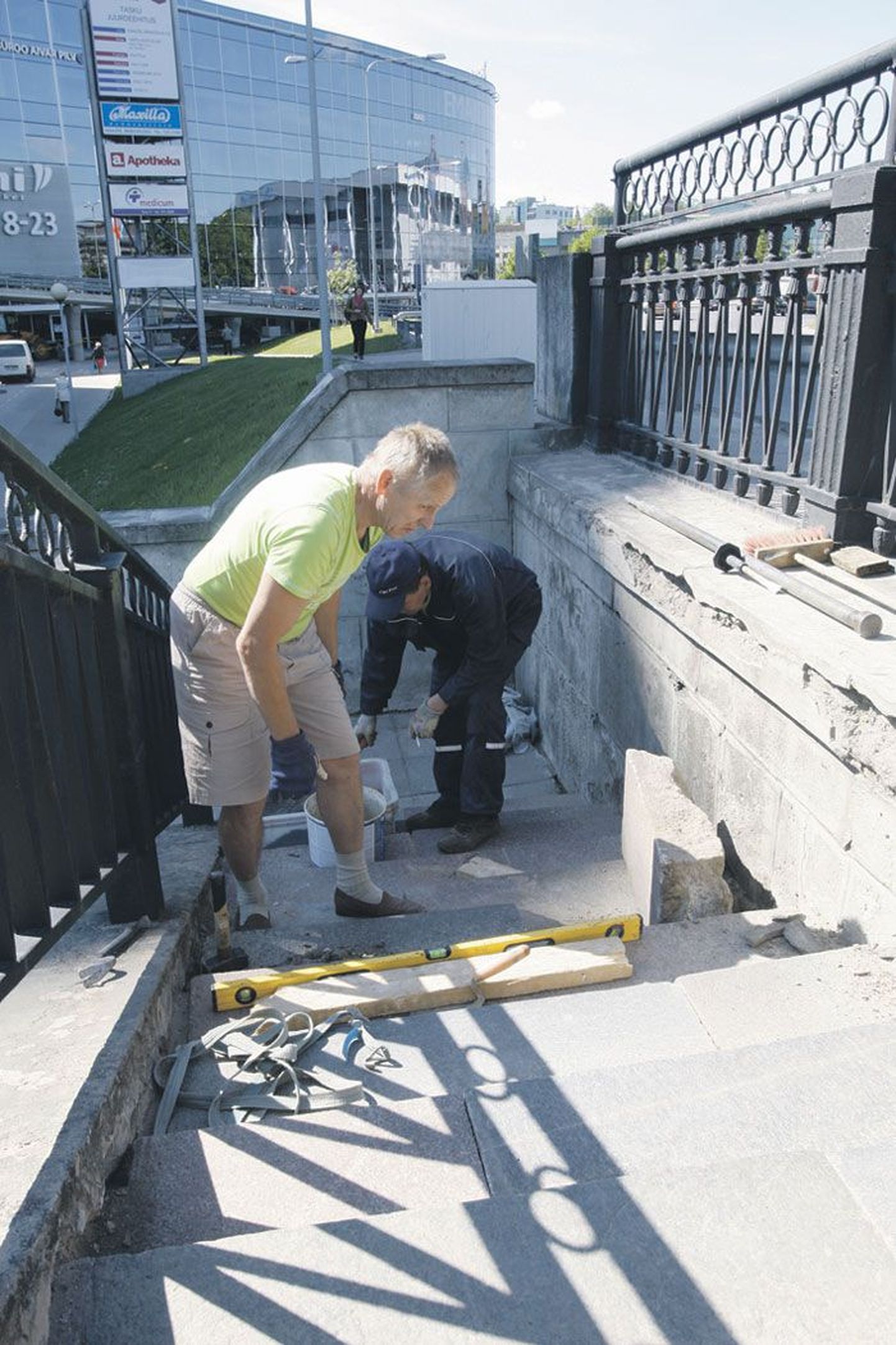 Eile parandasid OÜ Terminus Ehitus töömehed Võidu silla treppe.