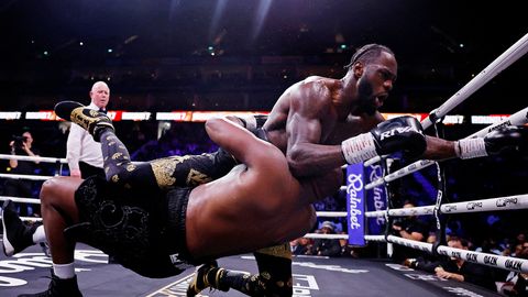 ВИДЕО ⟩ Хаос на ринге и падение за канаты - звезда бокса Уайлдер одержал победу в безумном бою