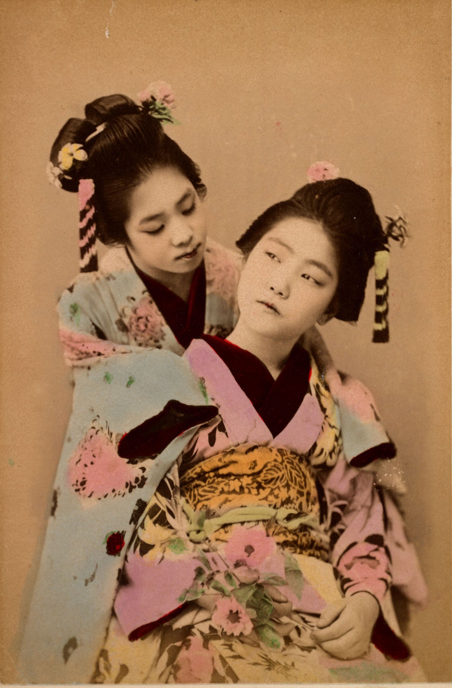 Kaks geišat. Koloriseeritud foto aastast 1890.