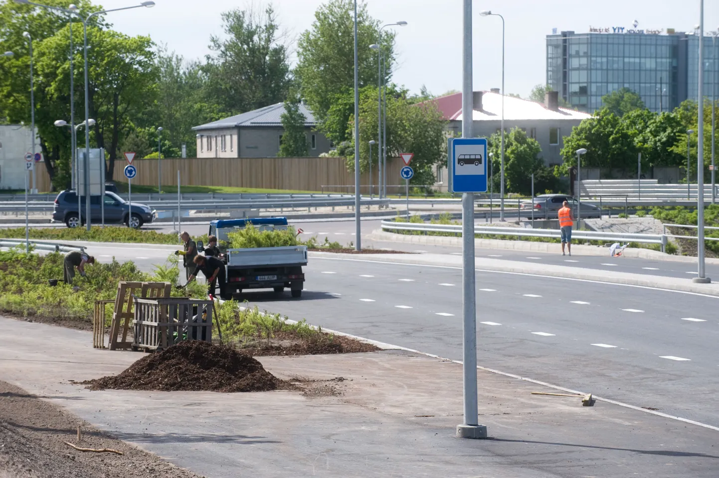 Filtri teed ja Veerenni tänavat ühendavale teelõigule on rajatud ka bussipeatused, kuigi ükski buss seal lähitulevikus peatuma ei hakka.