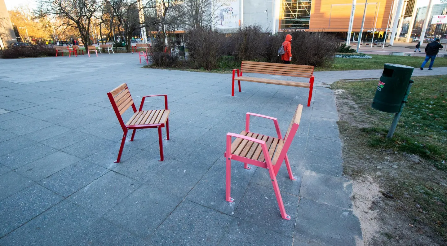 Mai lõpuks on keskpargis vanade pinkide asemel samasugused uued toolid ja pingid nagu Uueturu pargis.