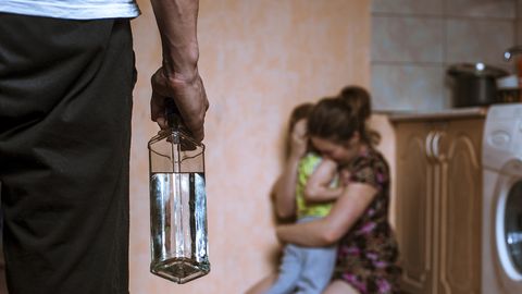 Каждодневный террор в семьях Эстонии: дети не спят по ночам, а караулят, чтобы папа маму не бил