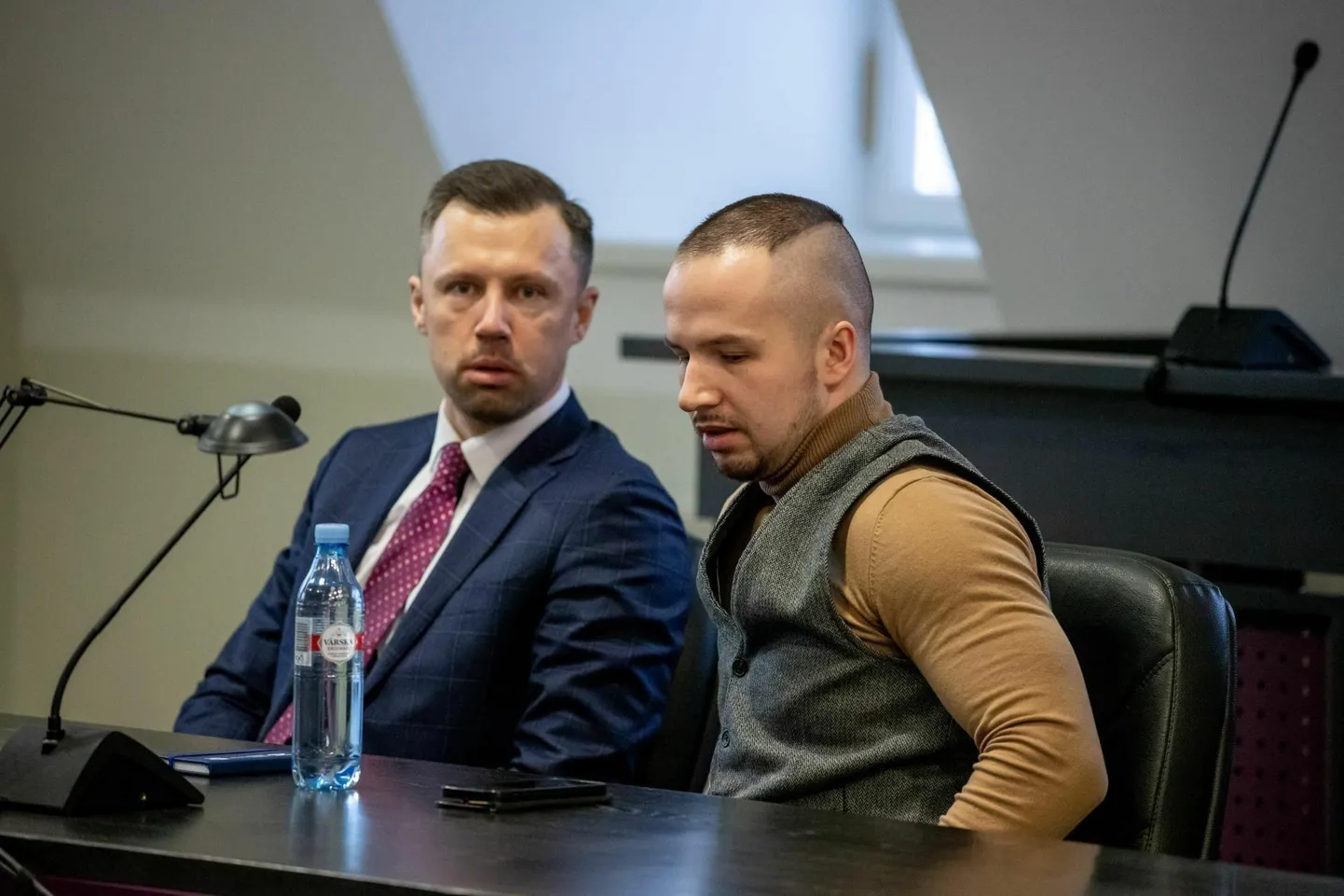 Robertas Požela (paremal) kaitsja Mihkel Gaveri sõnutsi ei vasta tõele, justkui tahtnuks politseinik tema teenistusmasina kapotile hüpanud mehele kätte maksta. Tema sõnul oli ka videost näha, et Požela oli kinnipidamisel rahulik ja noormehe suhtes sõbralik.