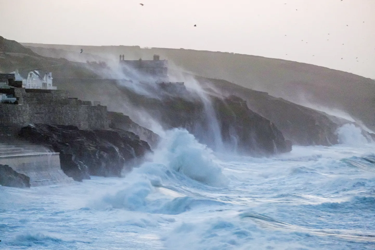 Lained täna tabamas Cornwalli rannikut Porthleveni kandis. Torm Eunice on jõudmas kohale.