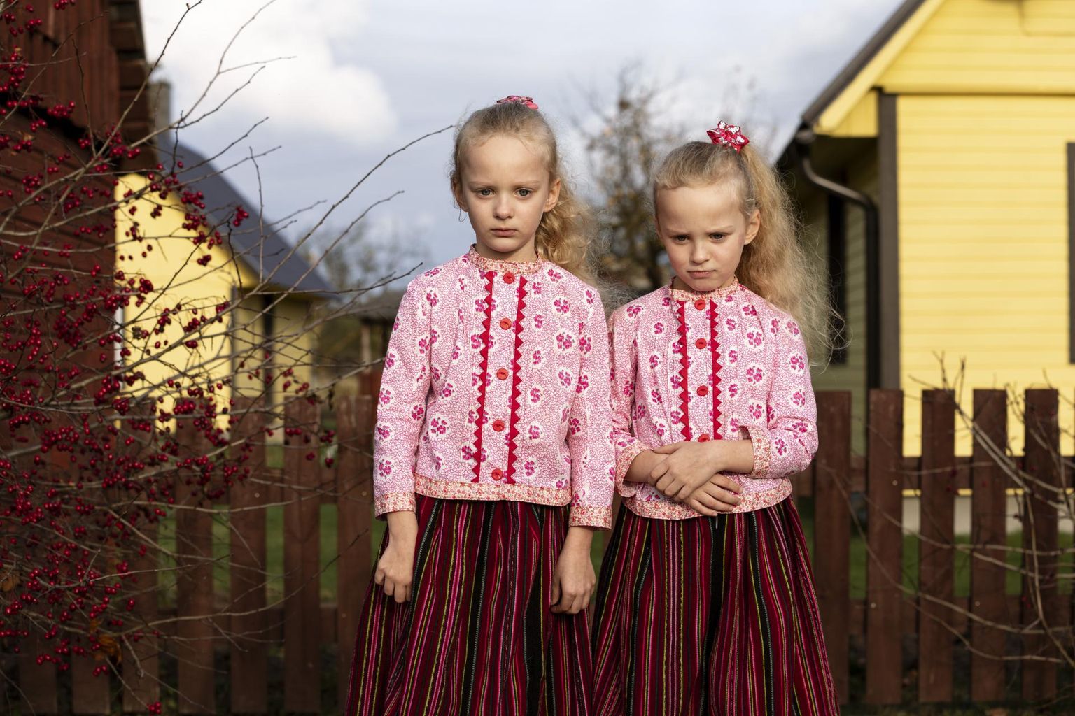 Seitsmeaastased kaksikud Hebely ja Kene-Ly Lehola jäid fotograafi kaamera ette Kihnus Lemsi külas. 
