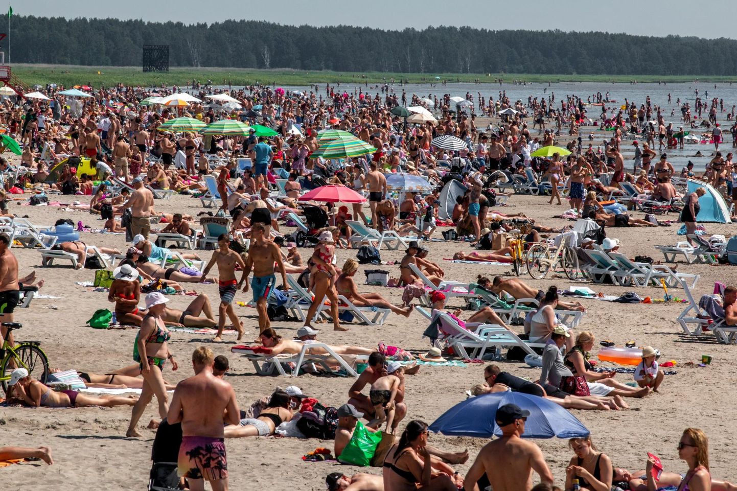 Soe ilm meelitas palju rahvast ka Pärnu randa. Näiteks oli 25. juunil rahvaarvuks märgitud 15 000 inimest.