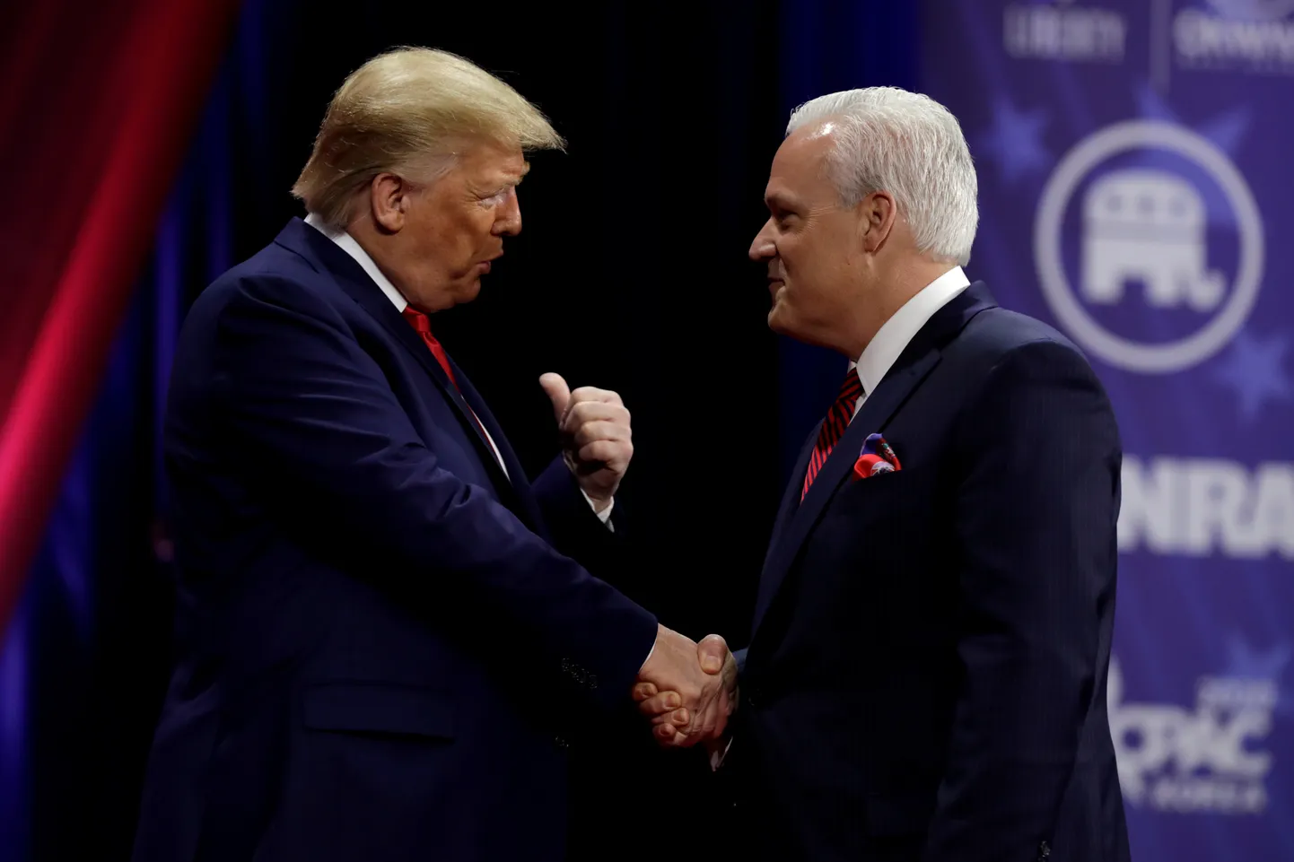 Donald Trump  (vasakul) koos USA konservatiivide liidu esimehe Matt Schlappia mullusel konservatiivide suurüritusel.
