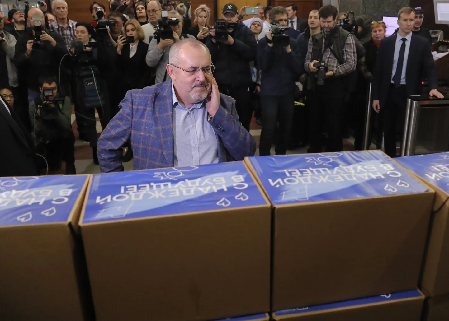 Российский политик Борис Надеждин с ящиками, внутри которых лежат подписи за его выдвижение кандидатом в президенты России.