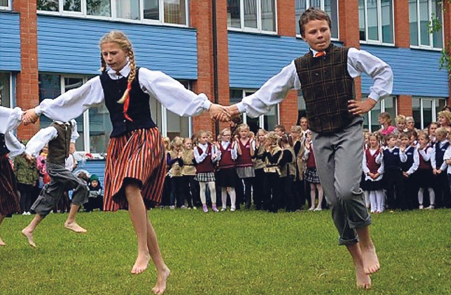 Läti sõpruskooli õpilased esinesid menukalt Paikuse valla üritustel.