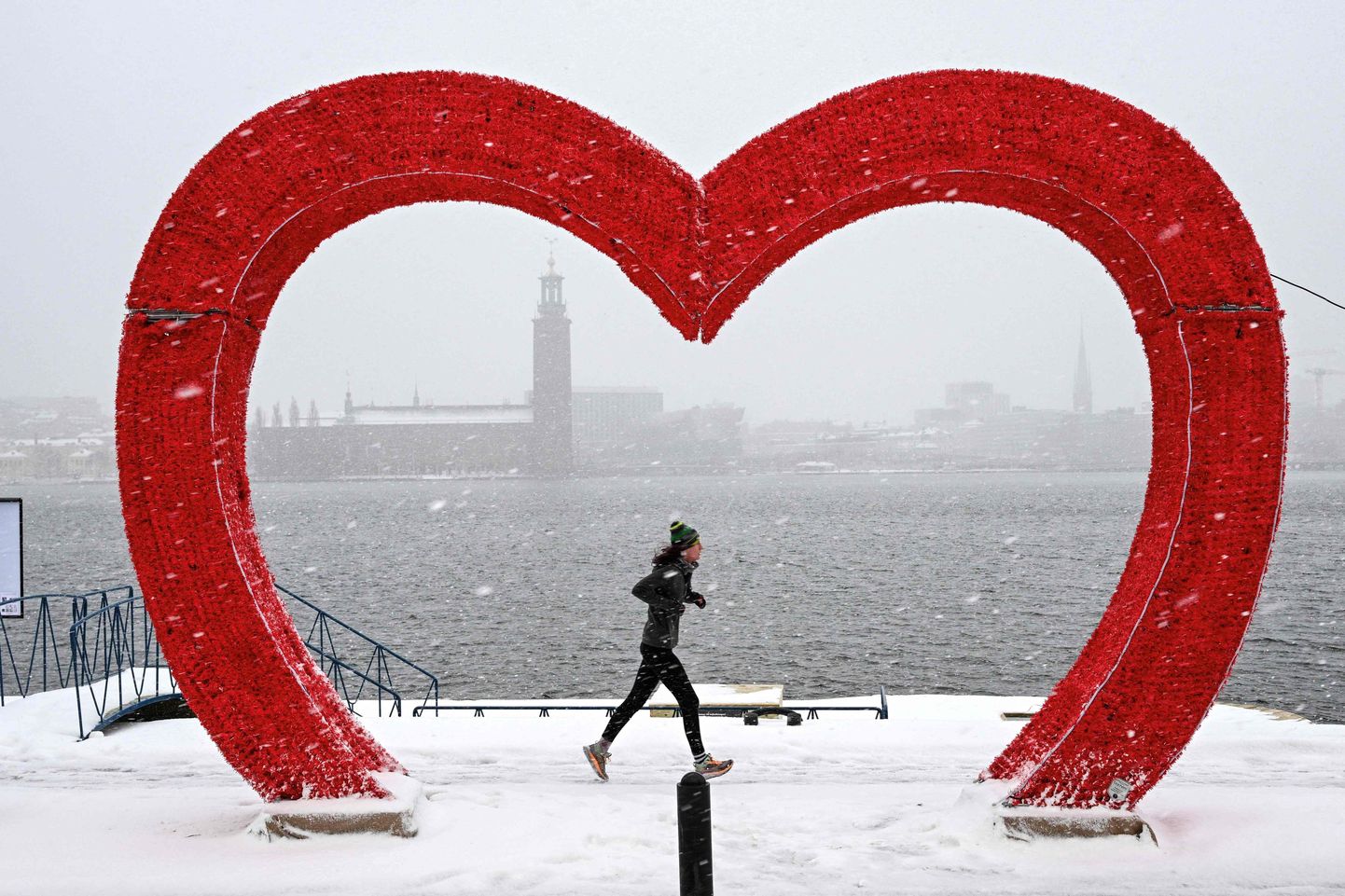 Lumi ja jooksja Rootsi pealinnas Stockholmis 2. jaanuaril 2024. Rootsi ilmaennustajate teatel on põhjaosas madal temperatuur, kesk- ja lääneosas on lumekaos ja lõunas üleujutus.