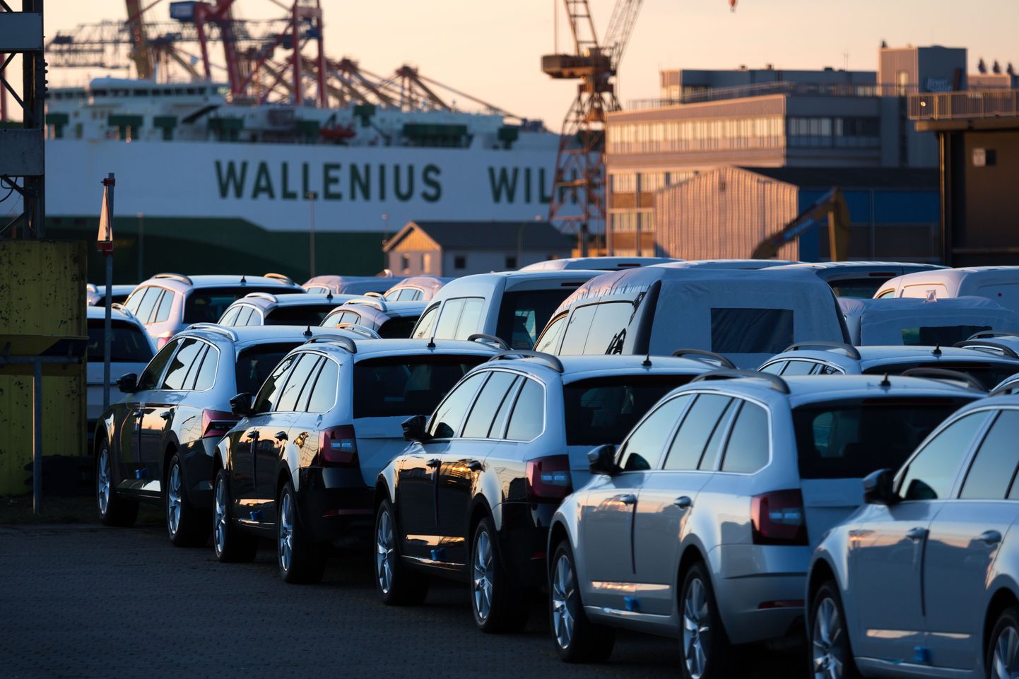 Mullu kriisi tõttu tellijatele kohale toimetamata jäänus autod Bremerhaveni Kaiserhavenis Saksamaal. Wallenius Wilhelmsen teatas, et toob kolm eelmisel aastal pandeemia tõttu seisma pandud autosid vedavat laeva taas merele.