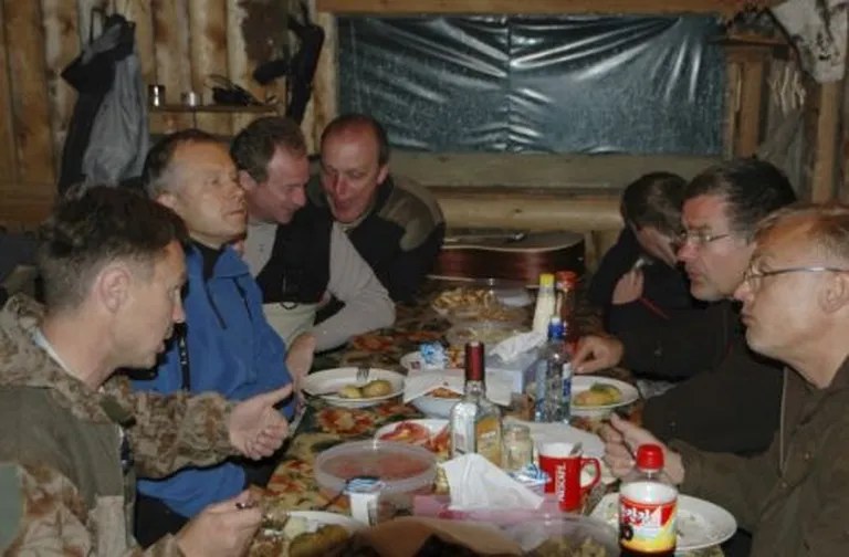 Фотография, имеющаяся в распоряжении “Associated Press”. Датирована 22 августом 2010 года. На фото видны люди, в том числе Илмар Римшевич и тогдашний руководитель российского предприятия по производству оружия "Институт исследования информационных технологий" Дмитрий Плищиков (третий слева).