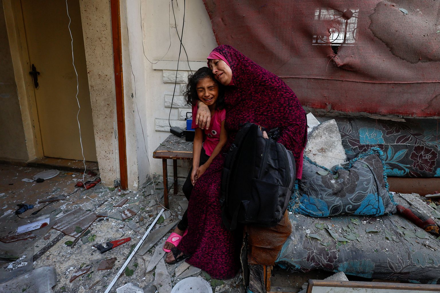 Palestiinlanna koos tütrega nende Gaza sektori põhjaosas asuvas kodus, mis sai Iisraeli õhurünnakus raketitabamuse.