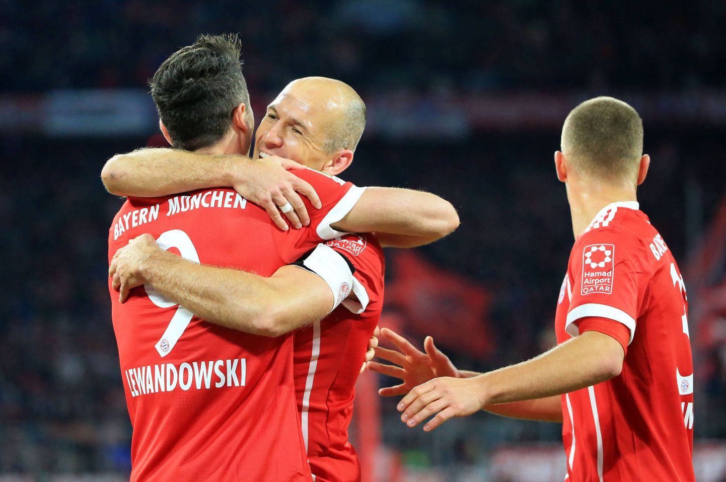 Arjen Robben õnnitlemas Bayerni väravalööjat Robert Lewandowskit.