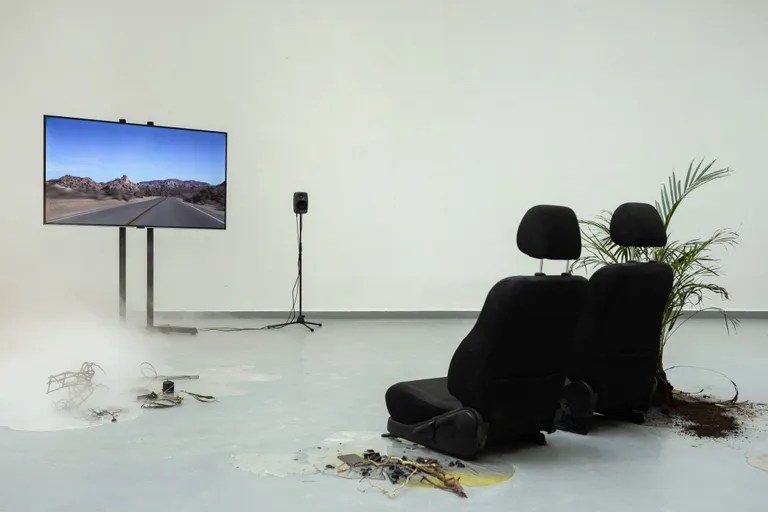 Laure Prouvosti installatsioon «Viis lekkida, liikuda», 2016.