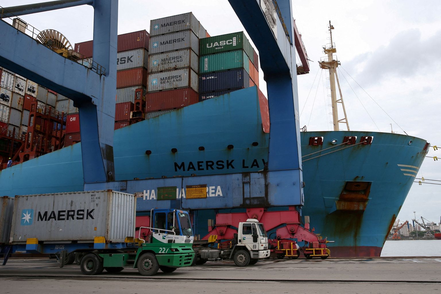 Maerski vana konteinerilaev ja konteinereid transportivad veokid Port of Santose sadamas Brasiilias