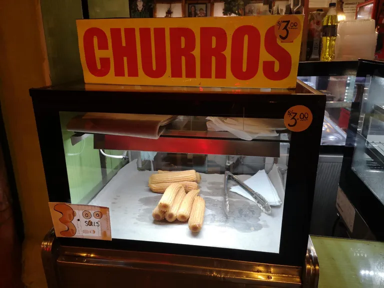 Churros on suhkurdatud taignatoru, millega paljudes Ladina-Ameerika maades armastatakse veresuhkur hommikul üles lüüa. Ja tegelikult vist mitte ainult hommikul.