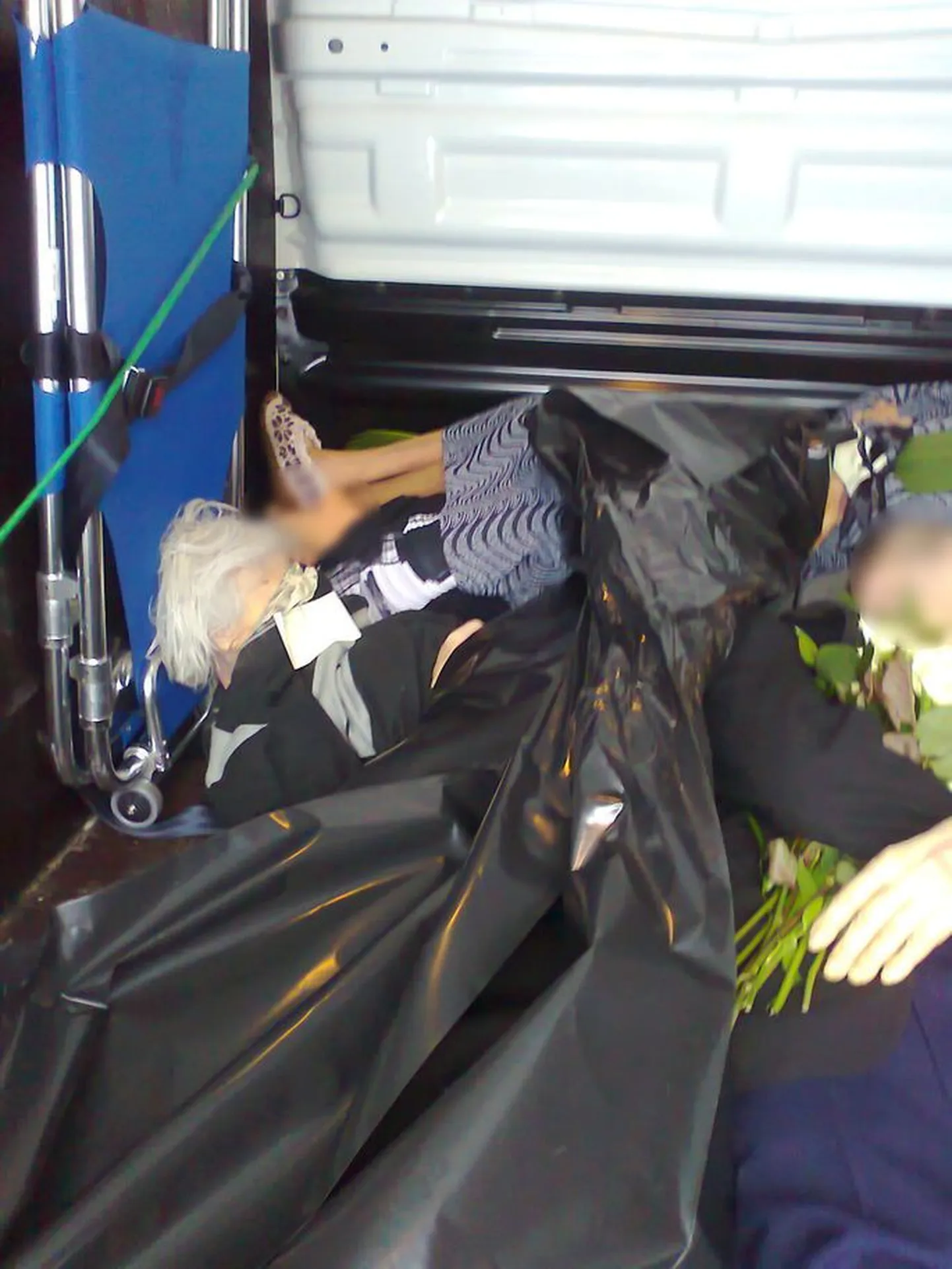 Вот так Раквереское похоронное бюро Viru Matuseteenused OÜ перевозит тела усопших после прощания с близкими до крематориев. Фирма работает по всей Эстонии.