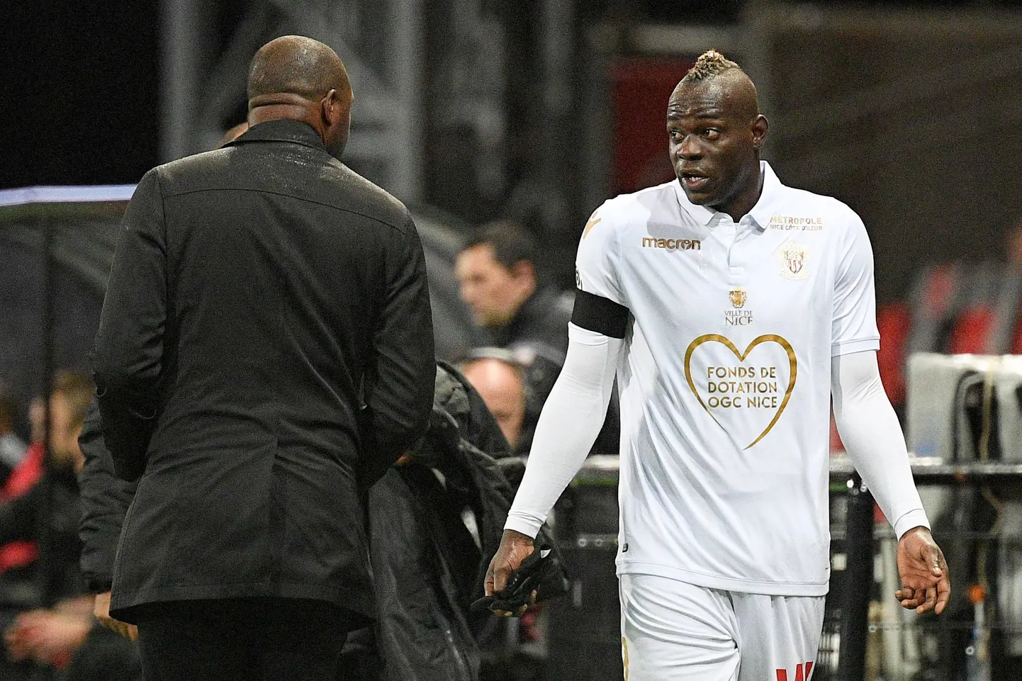 Mario Balotelli kehitab Nice'i peatreener Patrick Viera nõudmiste peale õlgu. Nõnda ta meeskonnast välja arvatigi.