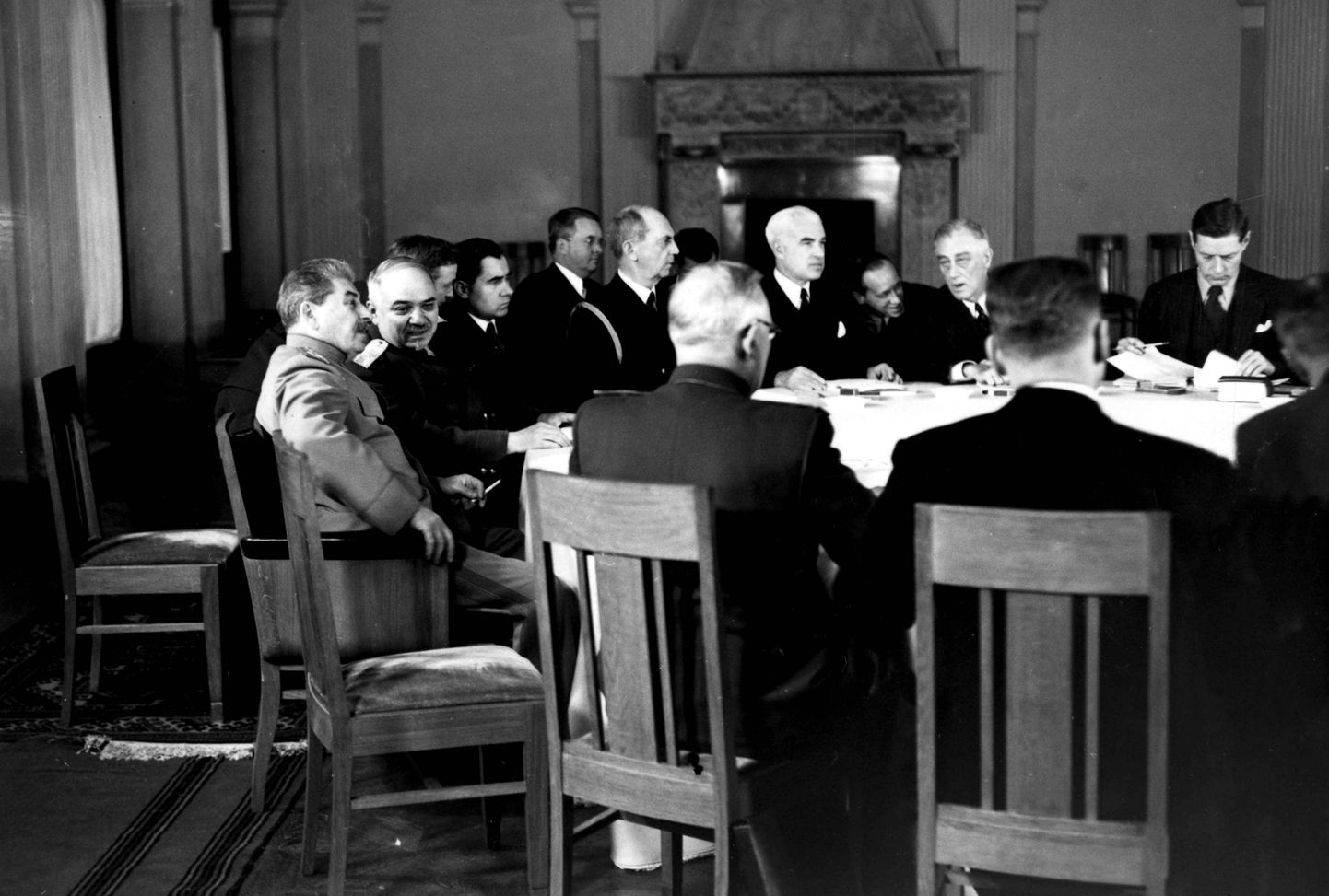 Jalta konverentsi istung. Vasakul Stalin ja tema kõrval Nõukogude suursaadik Londonis Ivan Maiski, keskel Roosevelt ja USA välisminister Edward Stettinius Jr.