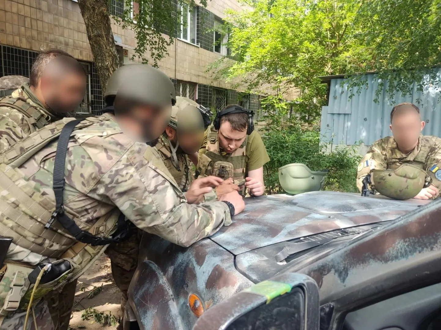 Ukraina sõjaväeluure ülem kindralmajor Kõrõlo Budanov arutab ülesannet oma relvavendadega neljapäeval, 13. juulil täpsustamata kohas