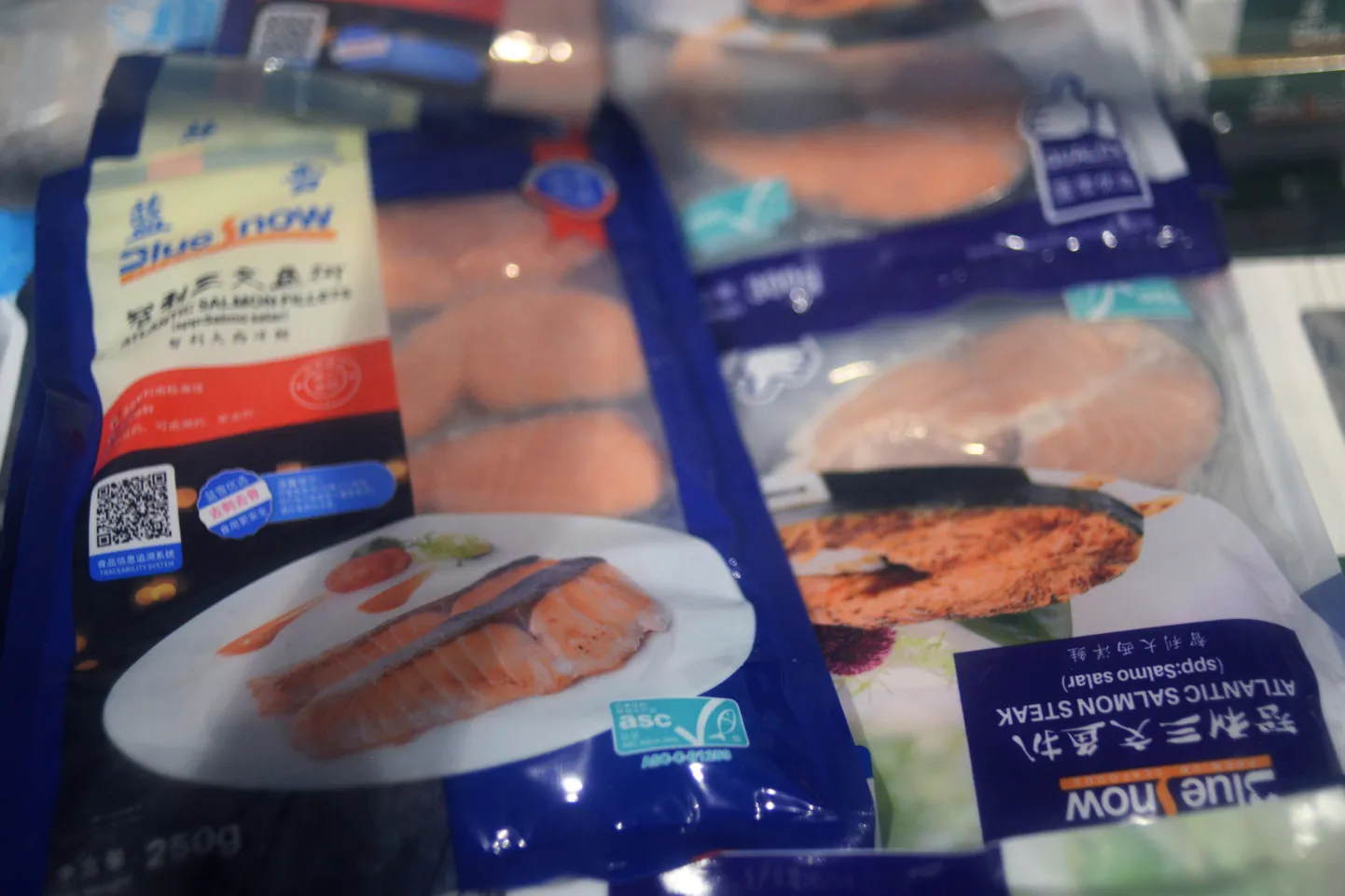 Paljudest Hiina supermarketitest korjati müügilt importlõhe.