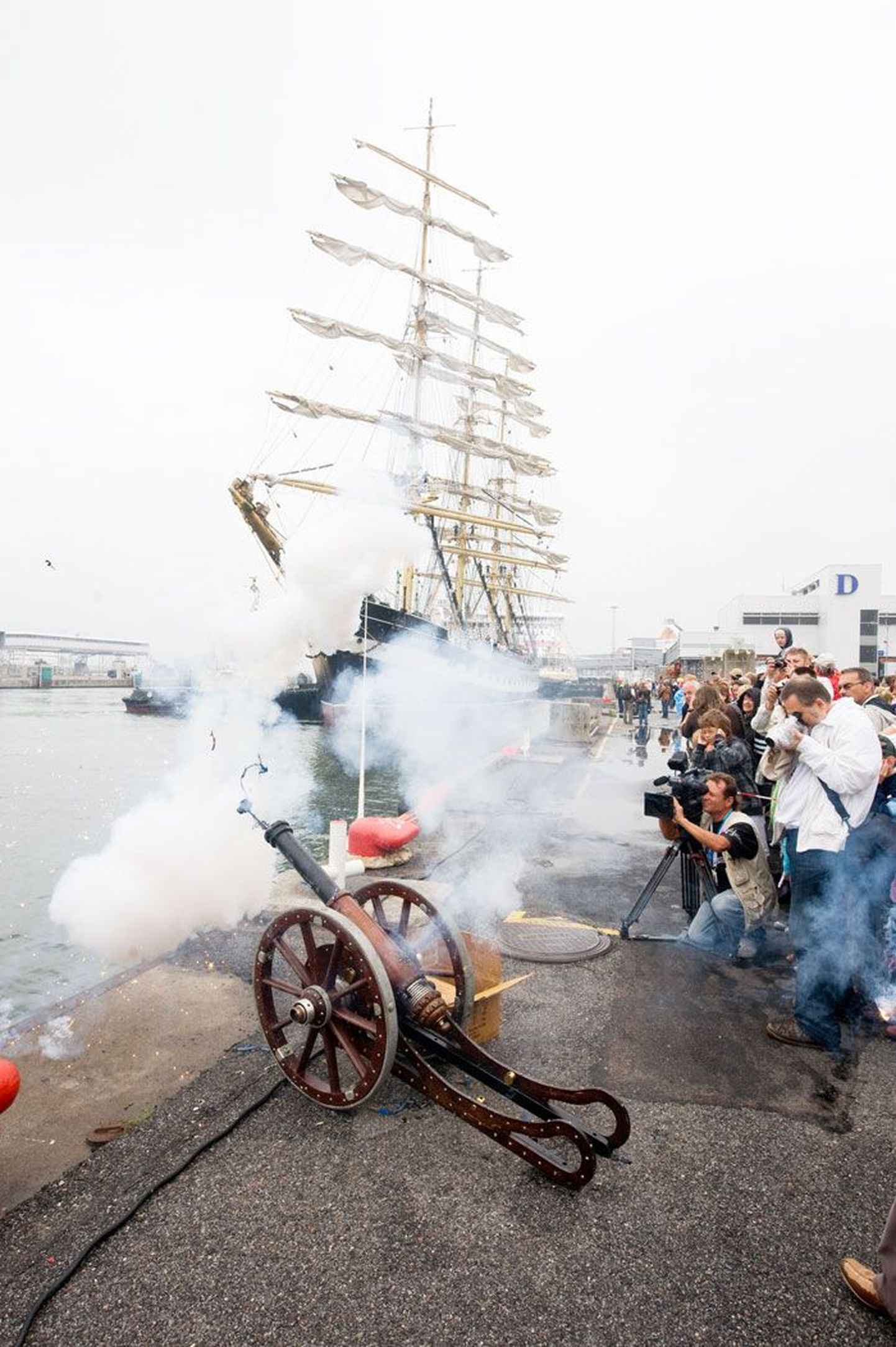 На прошлых Днях моря в 2011 году «Крузенштерна» приветствовали пушечными выстрелами, в этом году организаторы обещают, что барк будет встречать сам адмирал Крузенштерн.