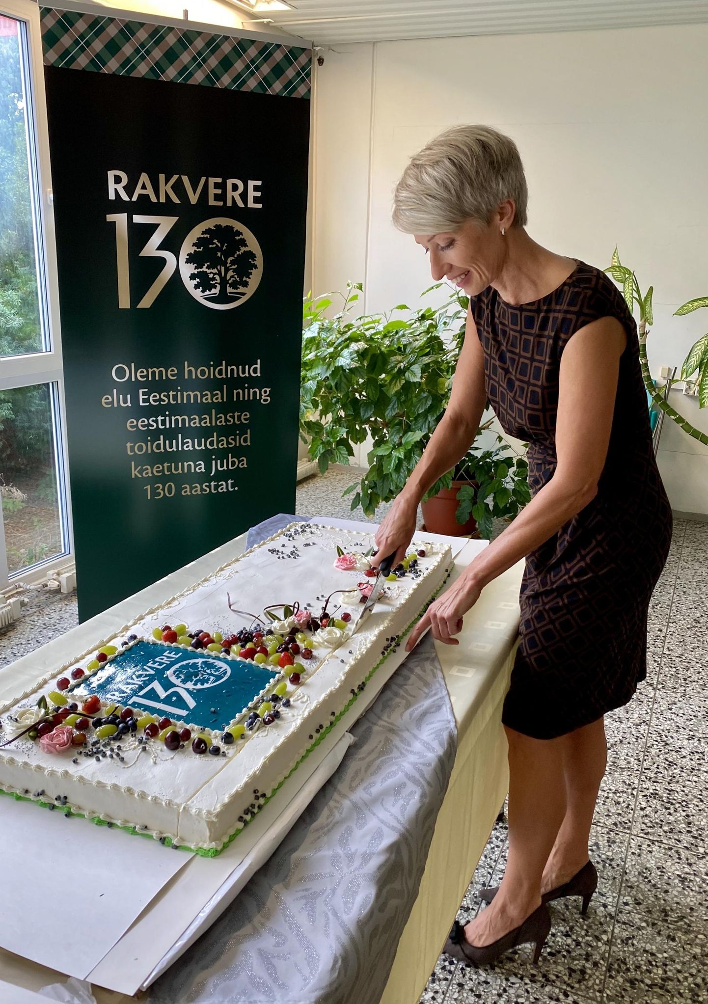 Rakvere lihatööstuse töötajad ja ettevõtte juhatuse esimees Anne Mere nautisid Rakvere tootmishoones sünnipäevatorti.
