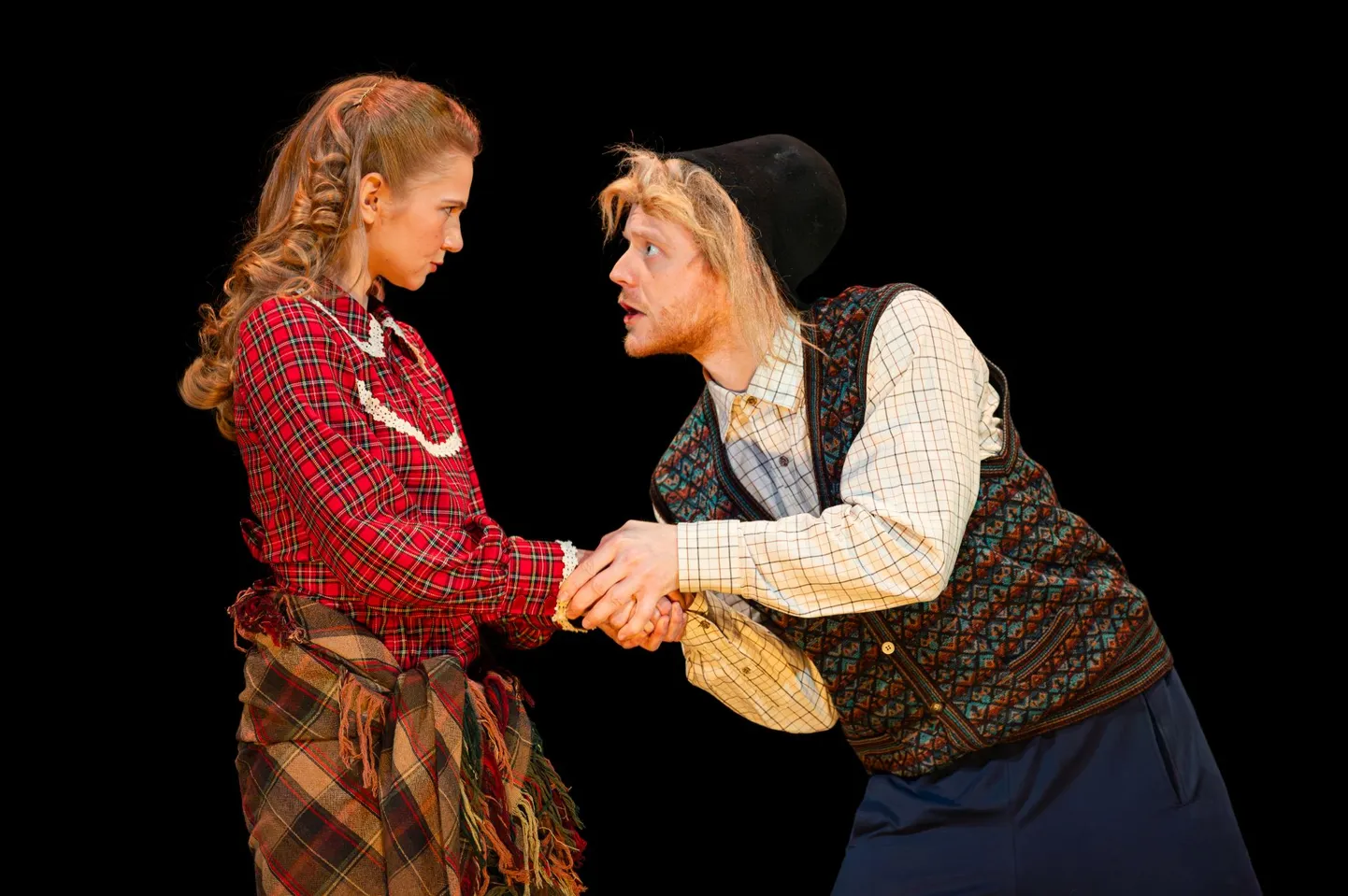TEATER TEATRIS: Luisa Lõhmus Ester Purjena, kes mängib "Tagatipu Tiisenhoosenis" Tildet ning Markus Habakukk Jaan Tappelina, kes astub üles külajoodik Mihkli rollis.