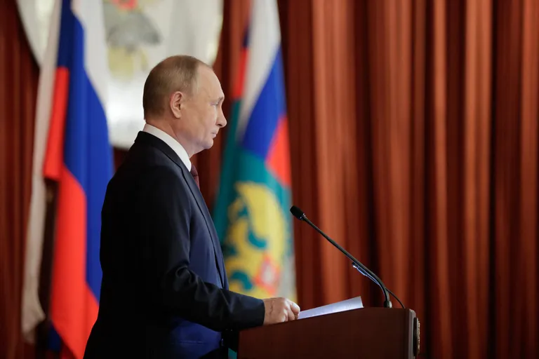 Vladimir Putin kõnet pidamas.