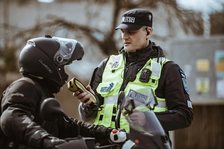 Täna ennelõunal Pärnus Siimu silla juures politseireidil, kus peatati kõik mööduvad autod, tabati üks joobes sohver.