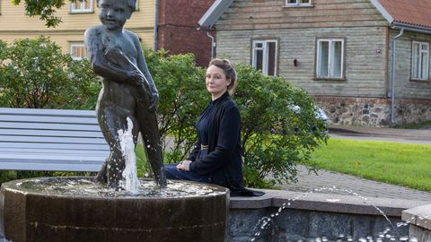 Viljandi uus linnakunstnik leiab, et Jaak Joala skulptuuri varjanud kasti võiks tagasi tuua