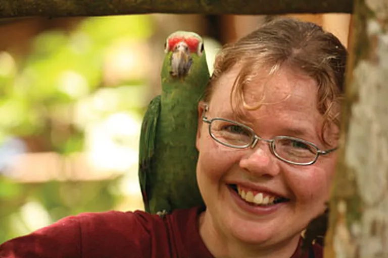 Rūta Lipska ar papagaili «Flor de la Amazonia» patversmē Ekvadorā, mācot nebrīvē turēto putnu atkal lidot