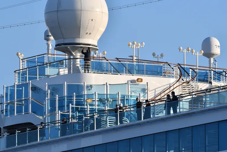 Japaanis Yokohamas seisab sadamas karantiinis kruiisilaev Diamond Princess, kus on 3700 inimesest 175 diagnoositud koroonaviirus.