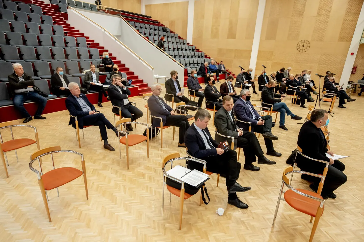 Pärnu linnavolikogu novembriistung toimuski Paikuse osavallas, Paikuse koolimaja aulas.