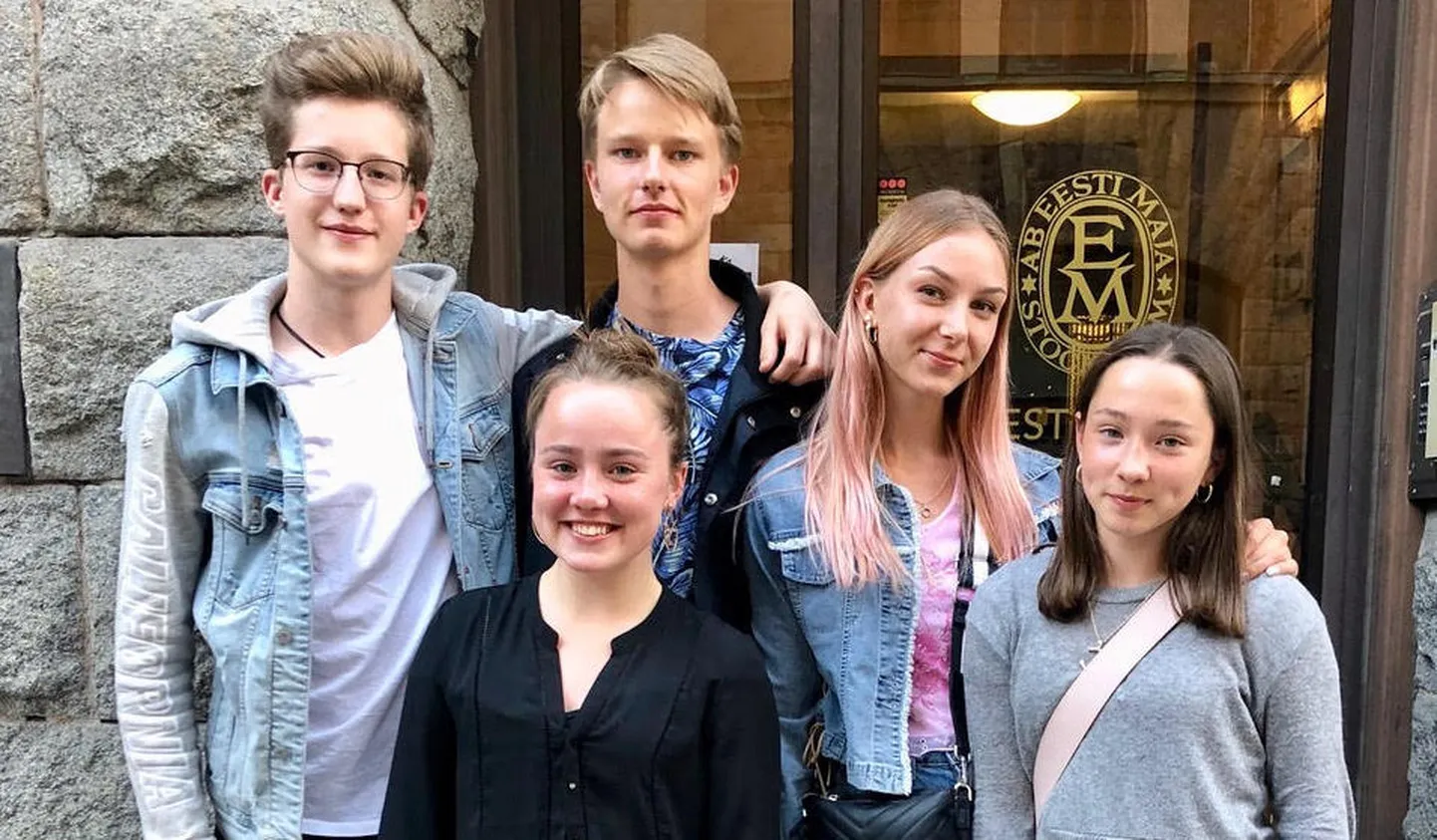Fotol Remy Martiin Ots (aseesimees), Erik Stenqvist (laekur), Nora Sööt (sekretär), Angleica Suiste (esimees), Celine Sööt (aseesimees).